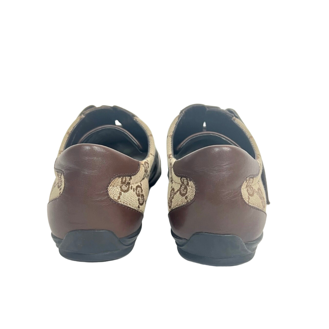 Scarpa sneakers in tessuto con logo beige e inserti in pelle marrone con chiusura a strappo.
