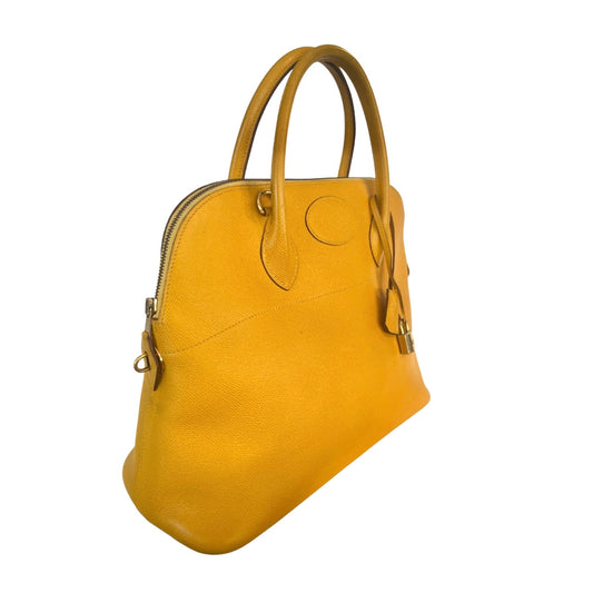 Borsa in pelle epsom gialla "Jeune d'Or" finiture metalliche placcate oro, chiusura lampo, tracolla amovibile Anno 1997