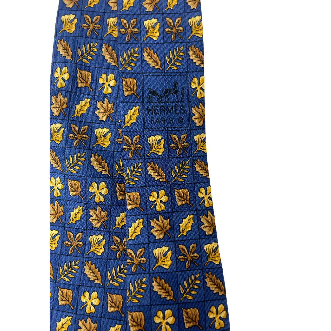 HERMES Cravatta in seta blu con disegni di foglie in autunno