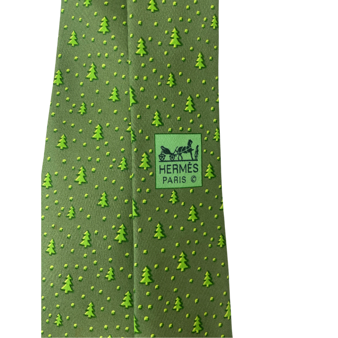 HERMES Cravatta verde con pini verdi disegnati