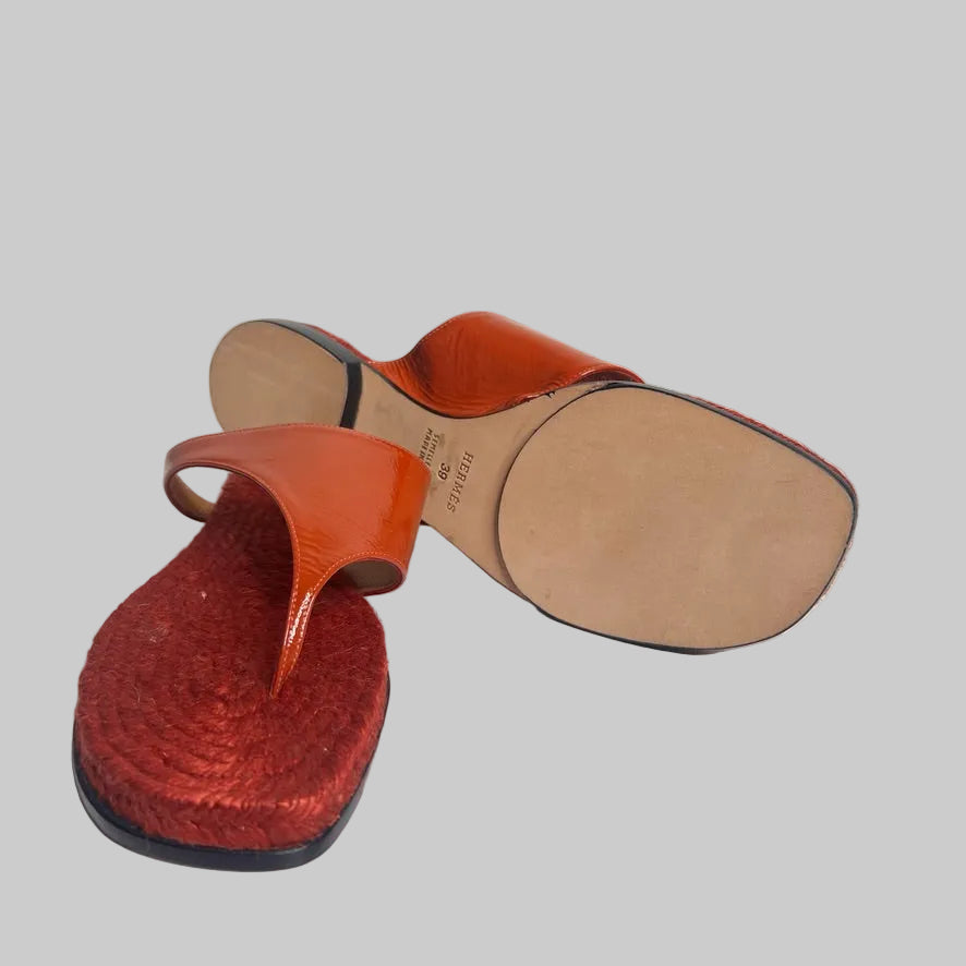HERMES Scarpe infradito in vernice color mattone