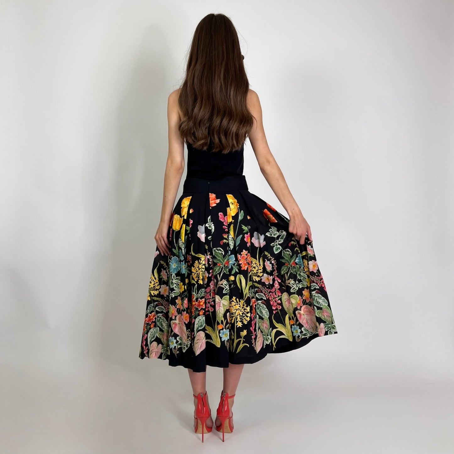 LAVI COUTURE Gonna nera a pieghe con fiori multicolori