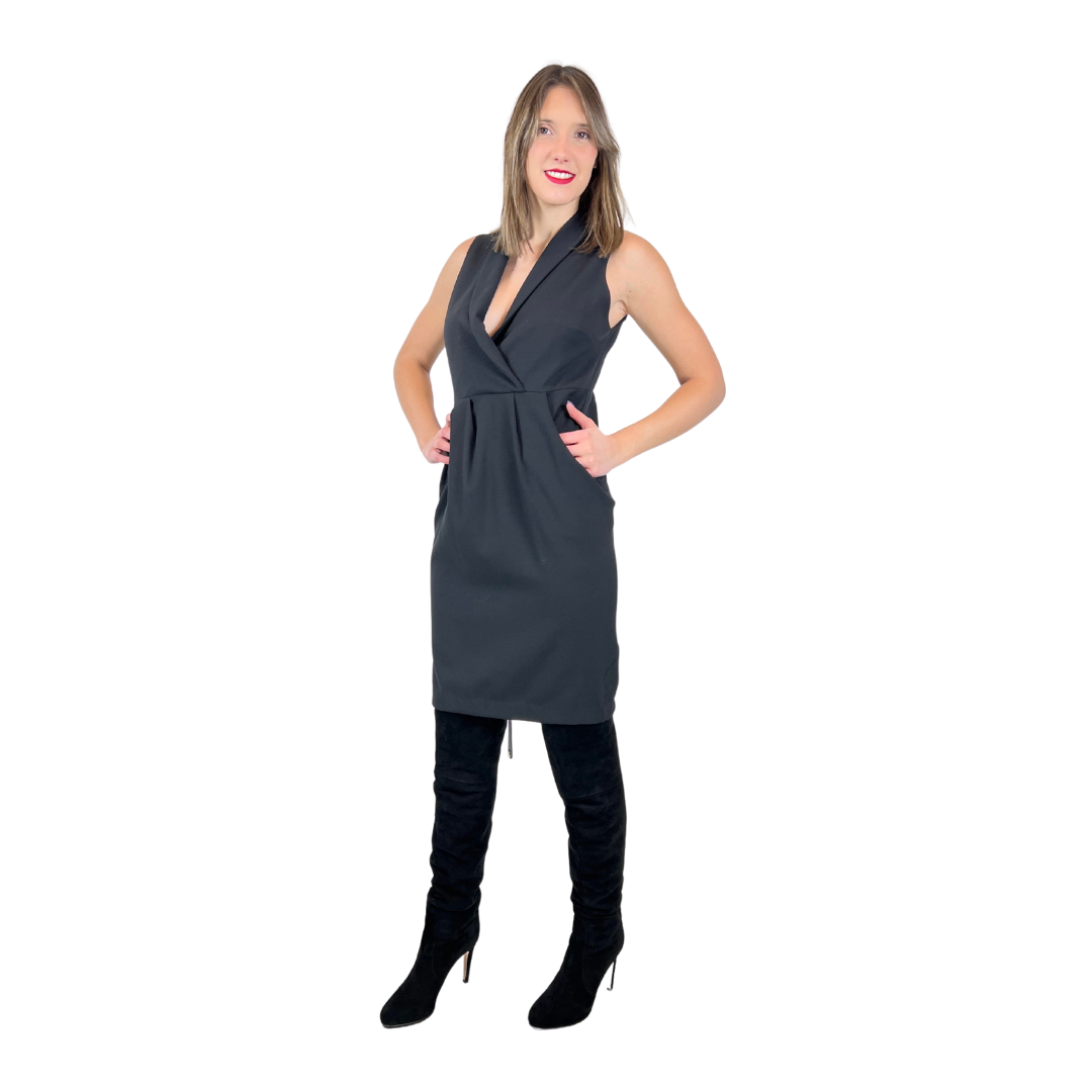 Abito tubino grigio con collo a V, revers, taglio in vita con tasche laterali e gonna longuette. Tg. 42