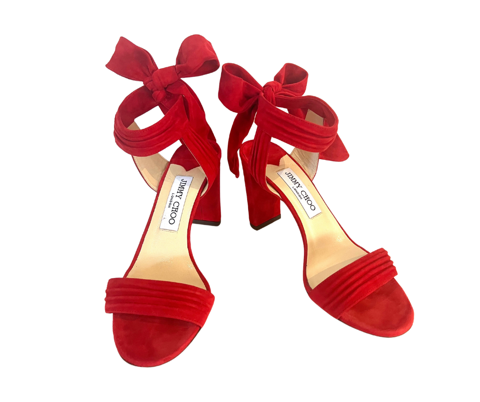 Scarpe sandali in suede rosso acceso con fiocco alla caviglia e tacco grosso Brand: Jimmy Choo Taglia: 37.5 Condizioni: Pari al nuovo