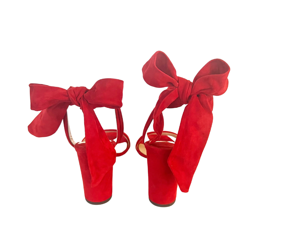 Scarpe sandali in suede rosso acceso con fiocco alla caviglia e tacco grosso Brand: Jimmy Choo Taglia: 37.5 Condizioni: Pari al nuovo