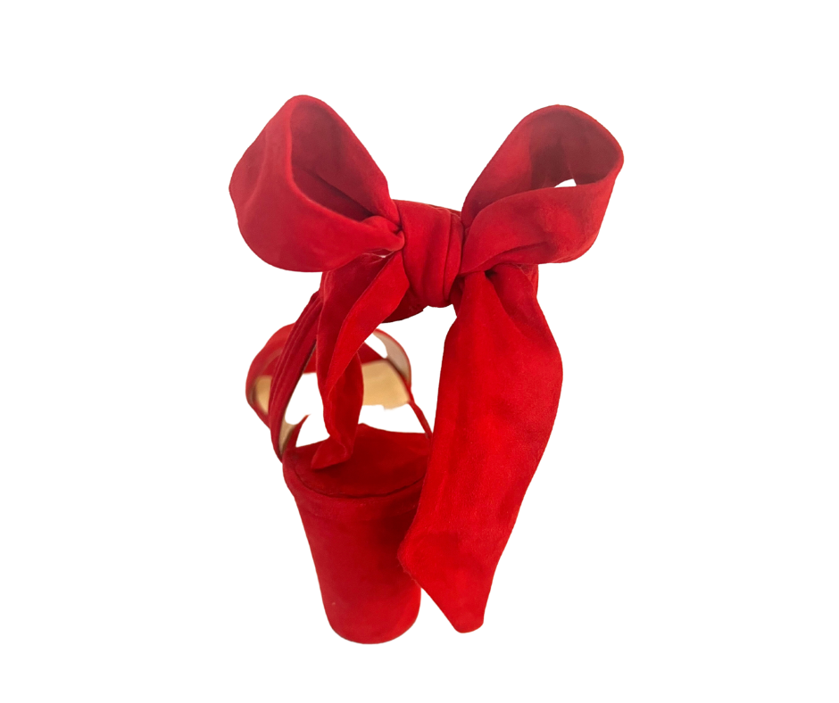 Scarpe sandali in suede rosso acceso con fiocco alla caviglia e tacco grosso Brand: Jimmy Choo Taglia: 37.5 Condizioni: Pari al nuovo
