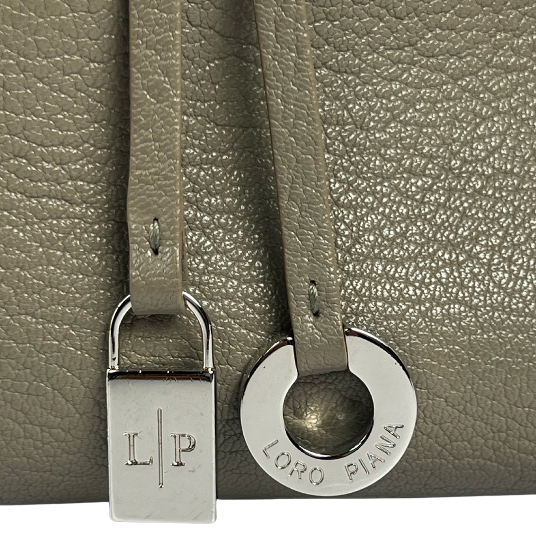 LORO PIANA Borsa in pelle martellata tortora