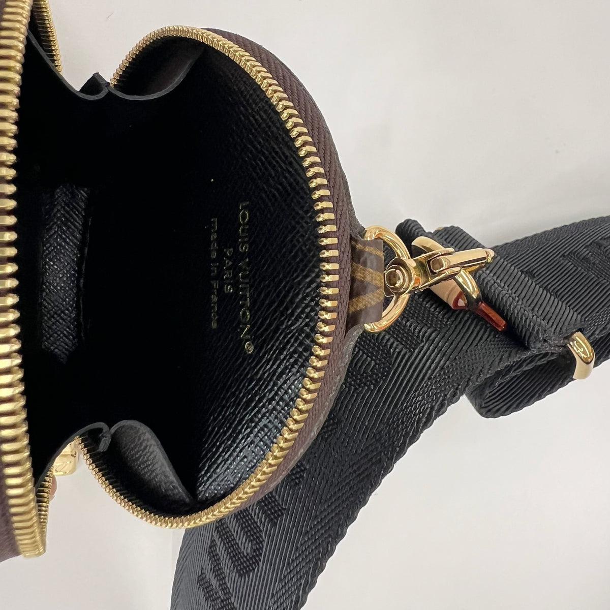 LOUIS VUITTON Bandulière in tessuto nera con porta monete rotondo monogram