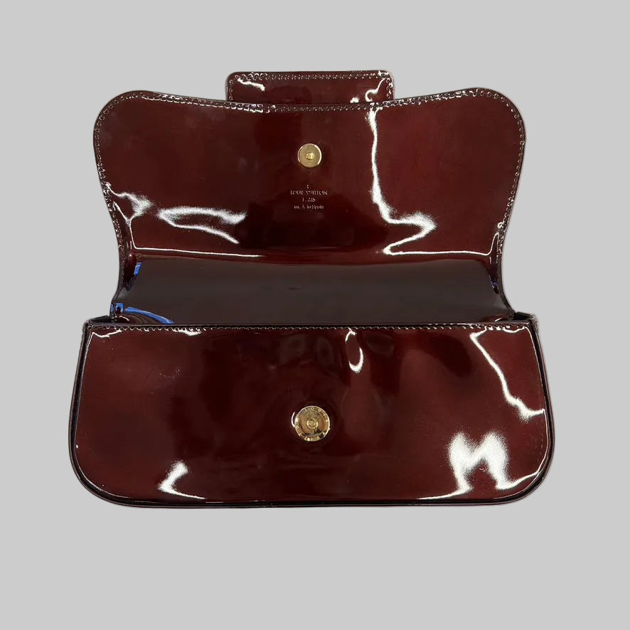 LOUIS VUITTON Borsa pochette in vernice amaranto