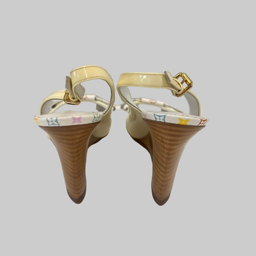 LOUIS VUITTON Sandalo zeppa in vernice panna e fiocco monogram multicolor