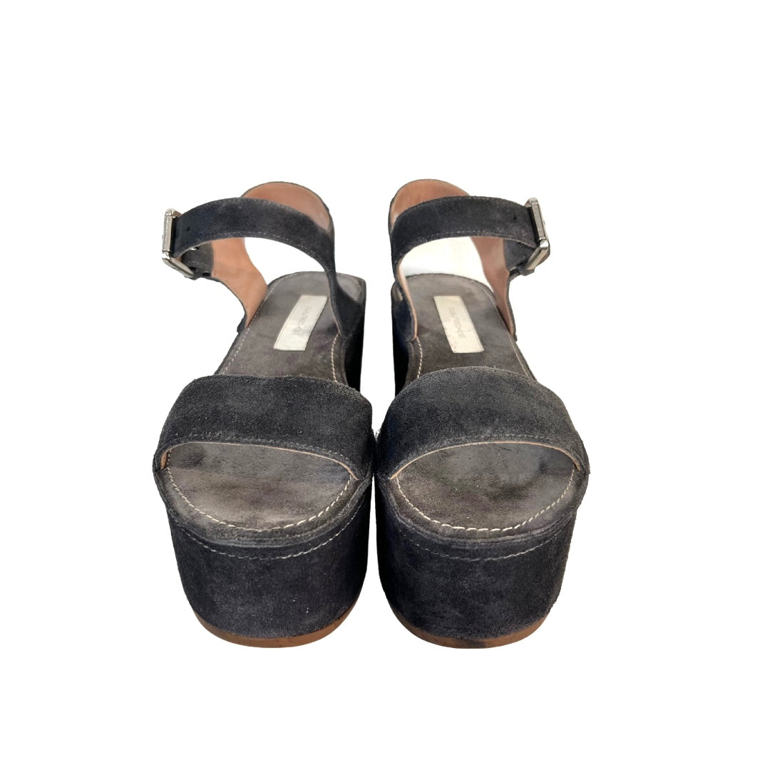 Scarpa sandalo in pelle scamosciata grigio antracite con zeppa piatta, fascia e cinturino alla caviglia