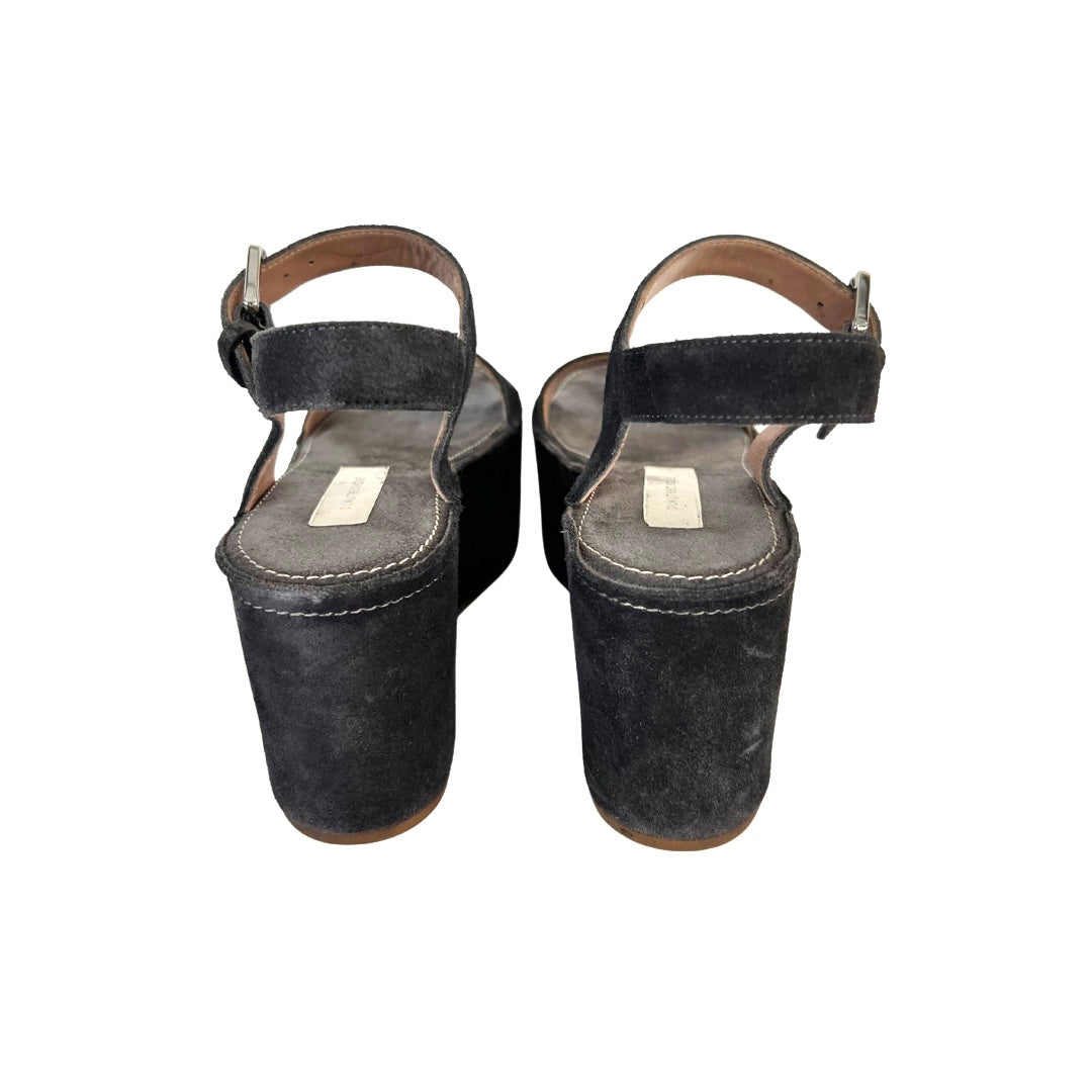 Scarpa sandalo in pelle scamosciata grigio antracite con zeppa piatta, fascia e cinturino alla caviglia