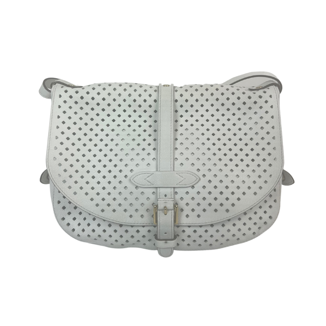 Immergiti nel lusso con la nostra Borsa 'Saumur’ di Louis Vuitton, in pelle traforata bianca, realizzata per la collezione Croisette del 2012. Questa borsa, pari al nuovo, presenta una doppia patella e una pratica tracolla regolabile per rendere la tua borsa pratica e leggerissima questa borsa è l'accessorio ideale per una donna dinamica ma che ci tiene ad essere fashion in maniera discreta.