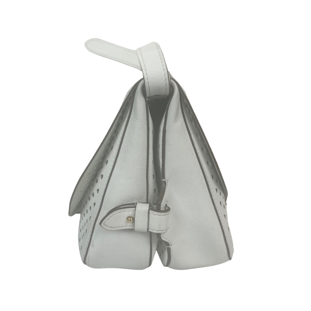 Immergiti nel lusso con la nostra Borsa 'Saumur’ di Louis Vuitton, in pelle traforata bianca, realizzata per la collezione Croisette del 2012. Questa borsa, pari al nuovo, presenta una doppia patella e una pratica tracolla regolabile per rendere la tua borsa pratica e leggerissima questa borsa è l'accessorio ideale per una donna dinamica ma che ci tiene ad essere fashion in maniera discreta.