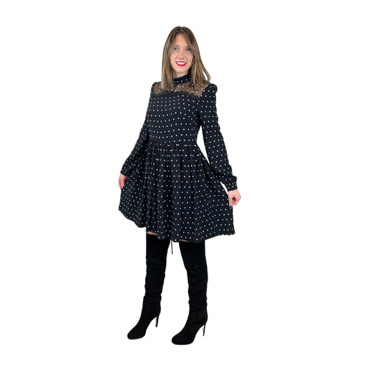 Abito nero in viscosa con piccoli fiori bianchi stilizzati, taglio in vita, gonna con pence e parte alta in voile trasparente, con manica lunga. Tg. 38 = 42