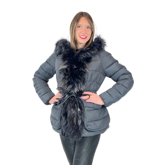 Giacca lunga piumino sui toni del grigio, modello sciancrato con cintura in pelle nera, cappuccio e bordo in pelo di volpe nera sfumata. Tg. 1