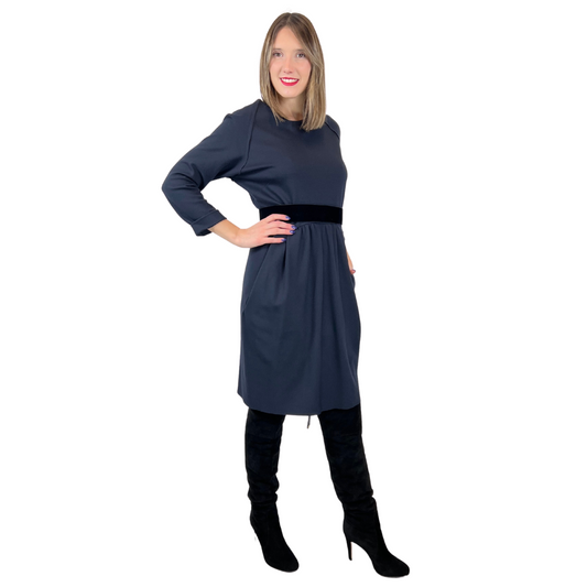 Abito in tessuto di maglia elasticizzata blu scuro con taglio in vita, gonna con pence, tasche e cintura elastica nera in velluto, girocollo. Tg. L