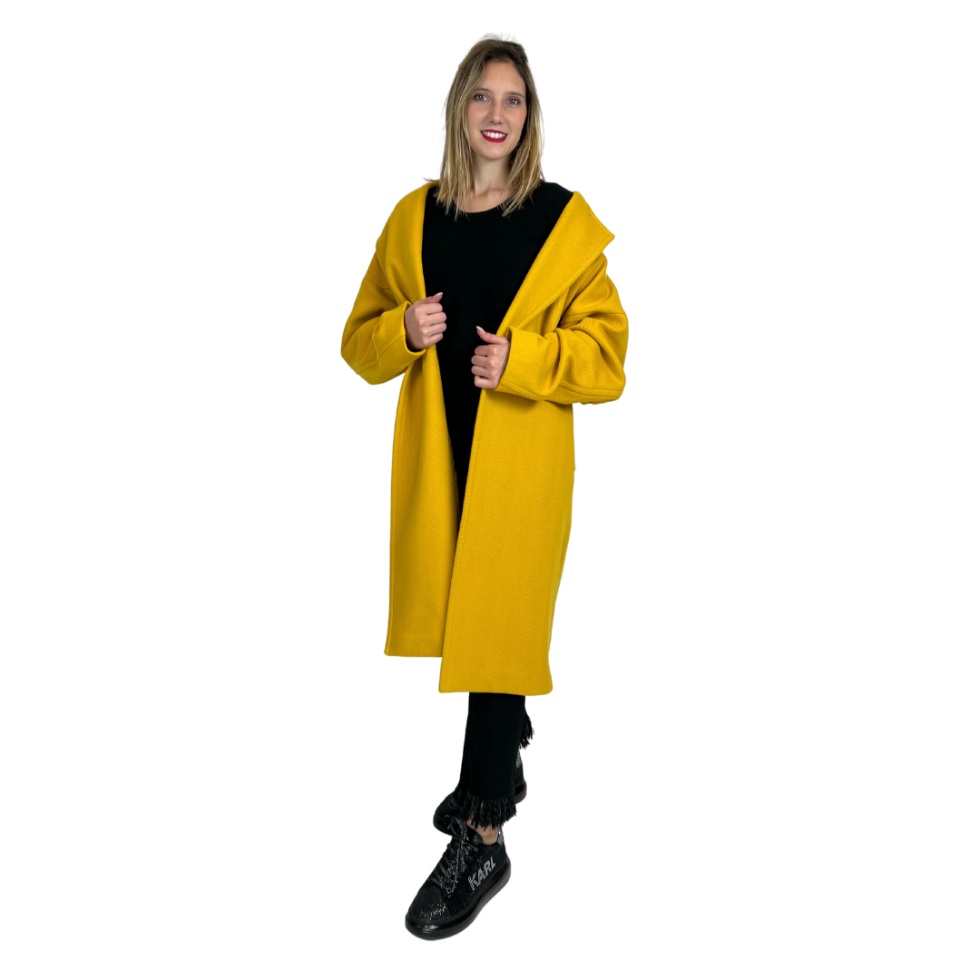 Cappotto lungo giallo ocra con tessuto fatto a costine, chiusura con bottoni gioiello diversi tra loro. Vestibilità Over.