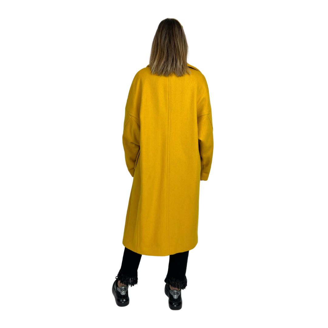 Cappotto lungo giallo ocra con tessuto fatto a costine, chiusura con bottoni gioiello diversi tra loro. Vestibilità Over.