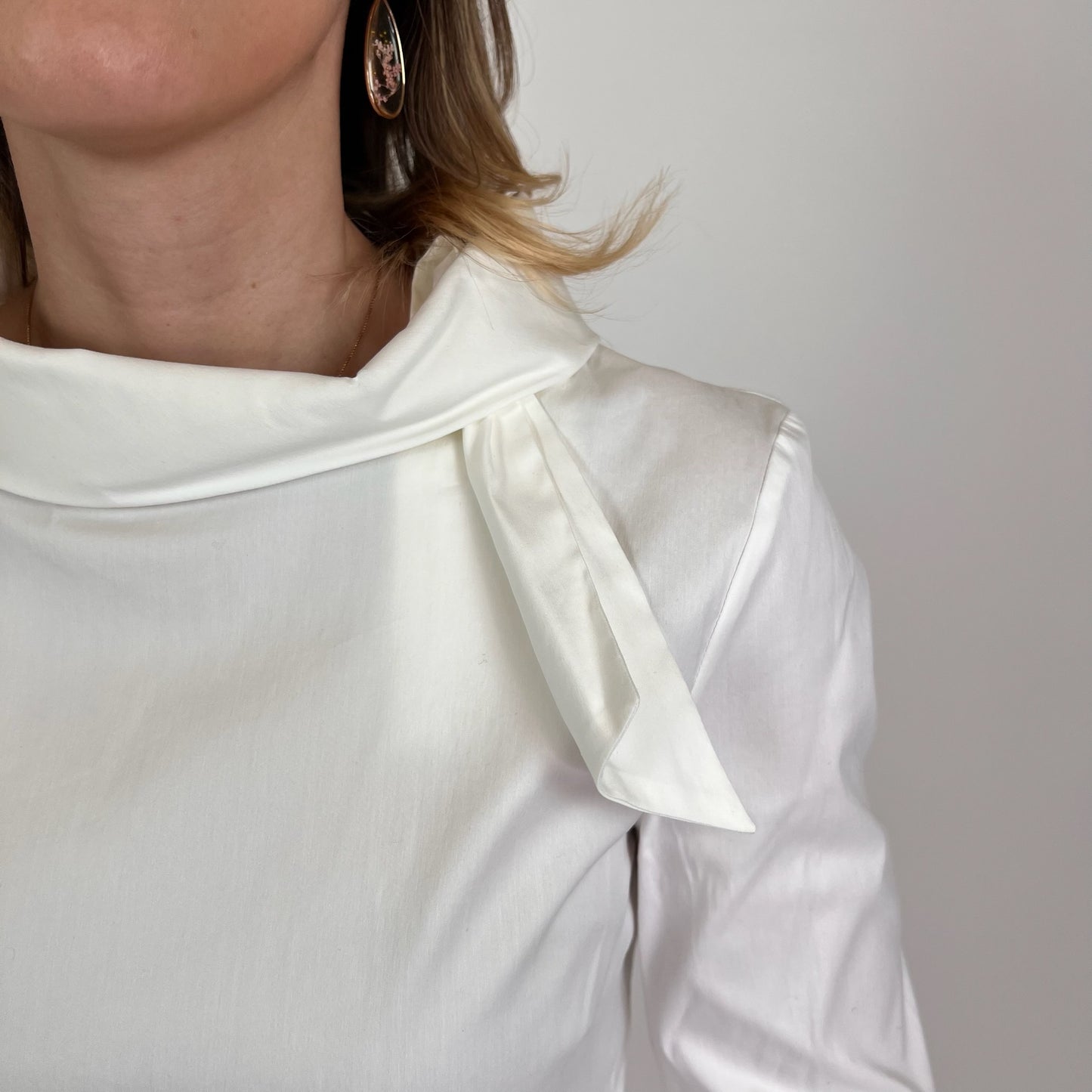 PRADA Camicia bianca collo ad anello con nodo