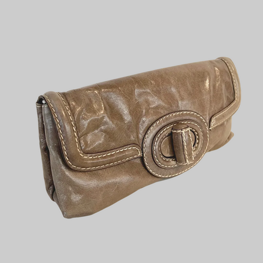 Borsa pochette in pelle di vitello shine color argilla, rettangolare con patella, chiusura girevole, impunture bianche