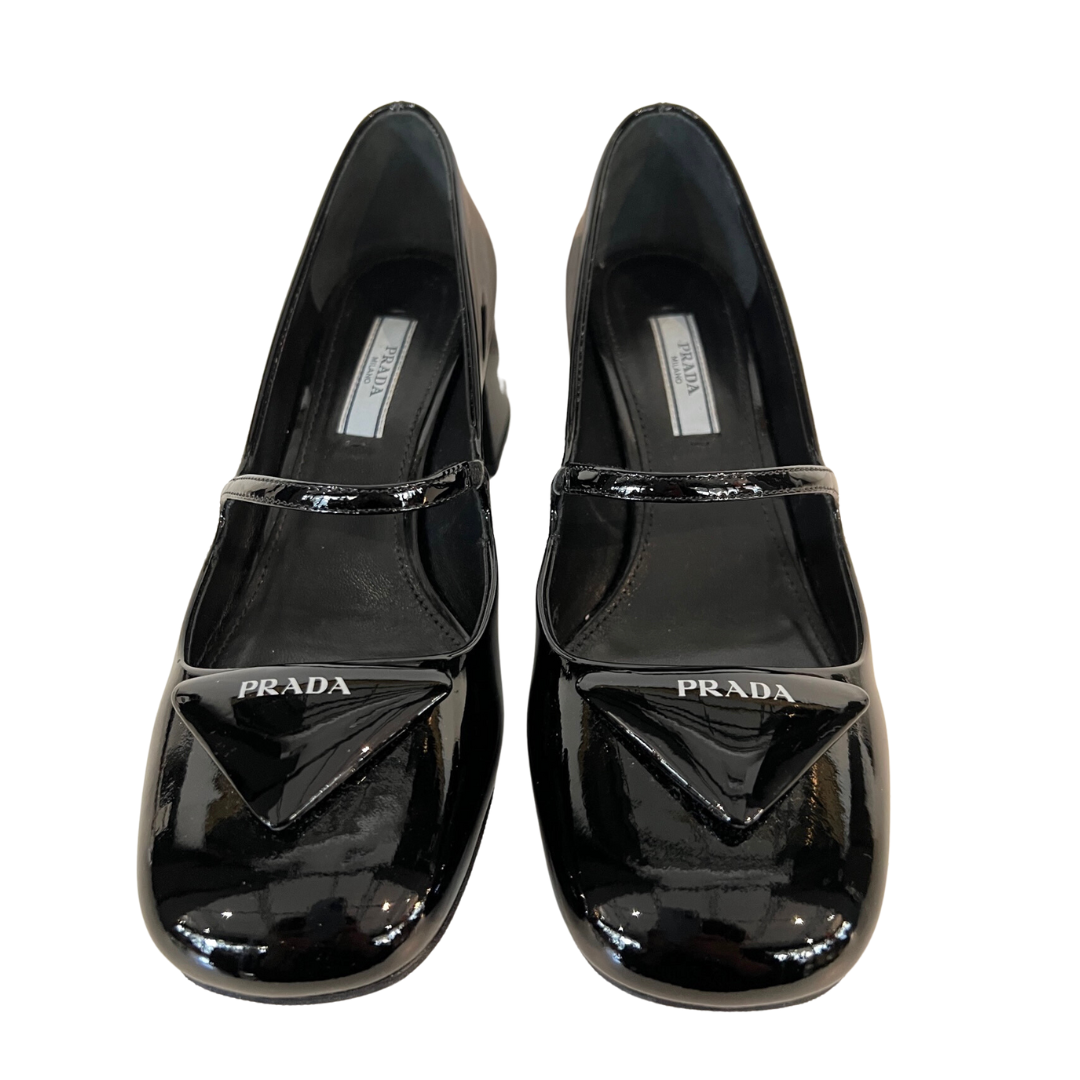 Scarpa vernice nera tipo ballerina con logo triangolare punta quadrata laccio e tacco 4.5 cm N. 35.5 Vestibilità comoda (36.5)
