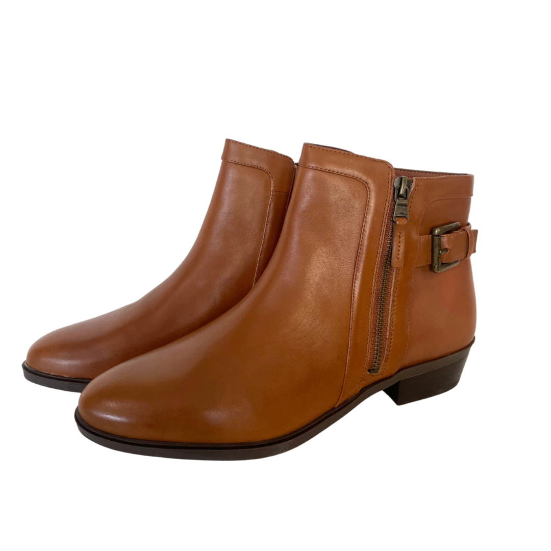 Scarpa stivaletto gambale basso in pelle color cuoio con zip laterale esterna e suola in gomma.