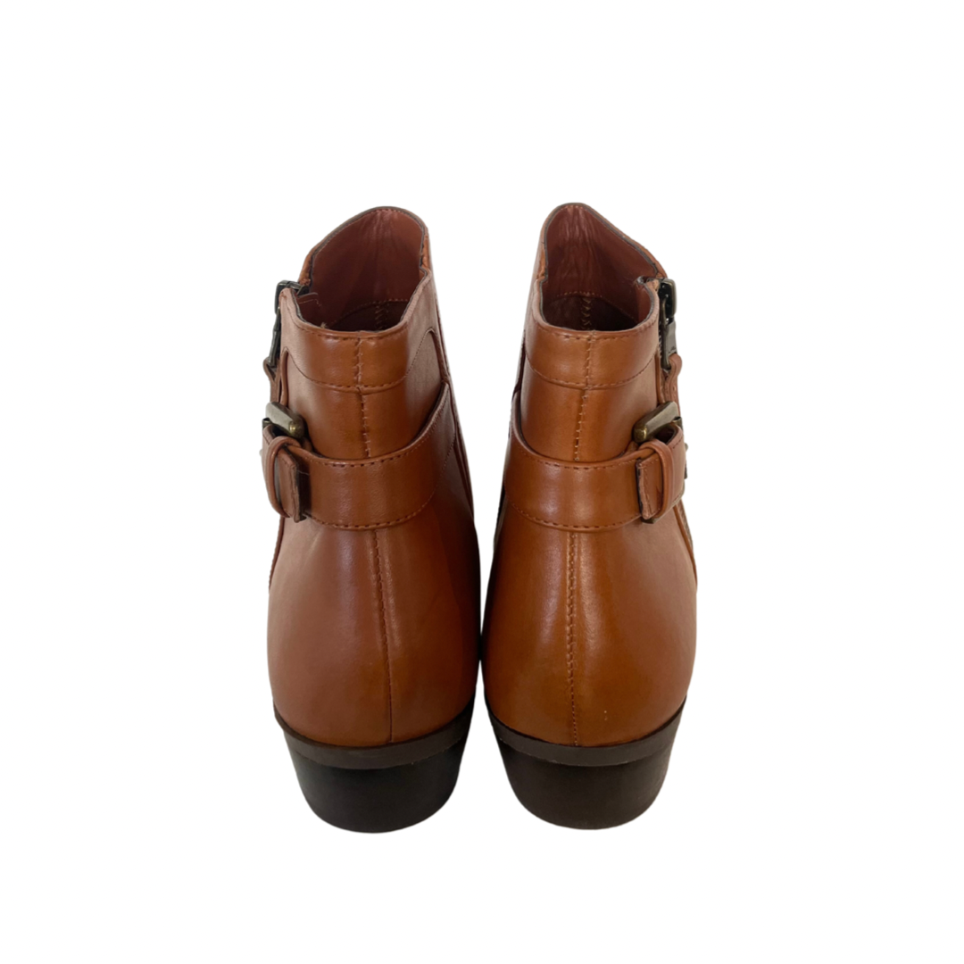 Scarpa stivaletto gambale basso in pelle color cuoio con zip laterale esterna e suola in gomma.