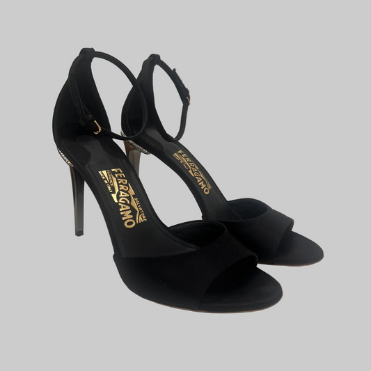 SALVATORE FERRAGAMO Sandalo in raso nero con strass