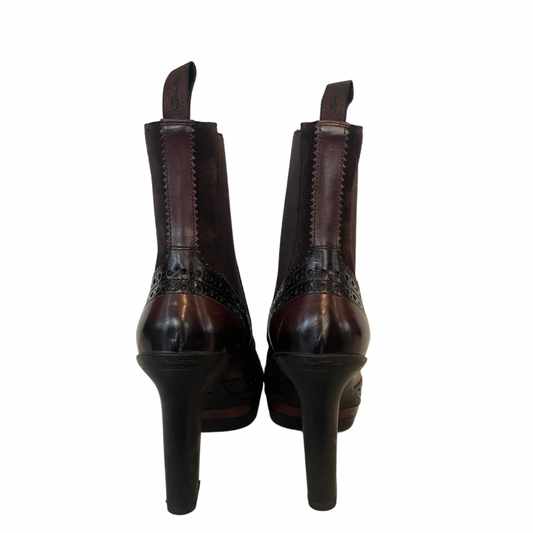 Scarpa stivaletto in pelle marrone scamosciata inglese con tacco in gomma e plateaux. altezza del tacco: 10 cm - altezza plateaux 2.5 cm.