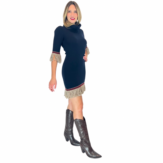 Splendido abito in maglia di cashmere blu a collo alto con finale maniche e fondo con riga bordeaux e frange tortora. Caldo e avvolgente ma al tempo stesso grintoso e femminile. Questo abito può essere realizzato anche su misura per taglia e colori.
