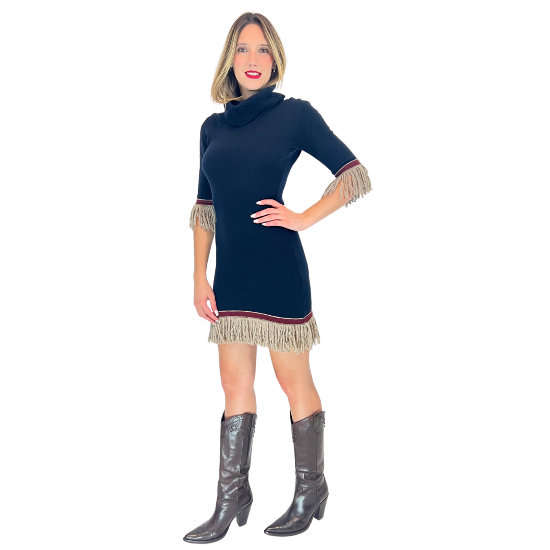 Splendido abito in maglia di cashmere blu a collo alto con finale maniche e fondo con riga bordeaux e frange tortora. Caldo e avvolgente ma al tempo stesso grintoso e femminile. Questo abito può essere realizzato anche su misura per taglia e colori.