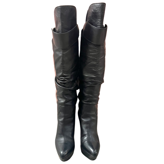 Stivale gamba alta in pelle nappa nera arricciata con cinturino in alto. Tacco sottile e plateau tg. 37 sfilata