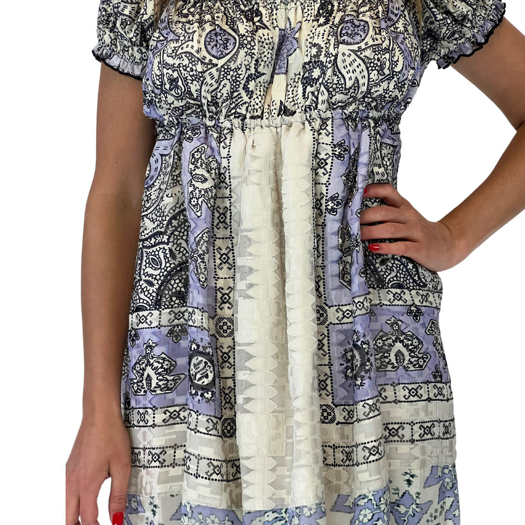 Abito in voile di seta sui toni del bianco nero e lilla con sottoveste taglio impero e coulisse posteriore