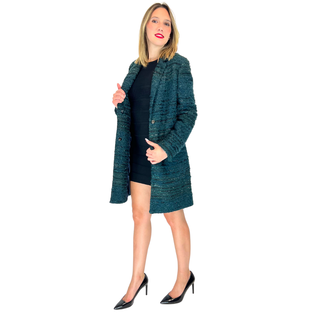 Stupendo cappotto in tessuto bouclé verde petrolio con filo in lamé nero di Tory Burch, modello classico con bottoni a scomparsa. Taglia S, il cappotto è in condizioni pari al nuovo