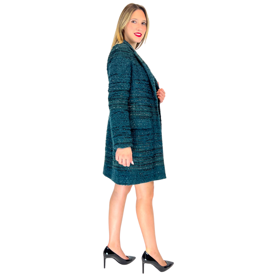 Stupendo cappotto in tessuto bouclé verde petrolio con filo in lamé nero di Tory Burch, modello classico con bottoni a scomparsa. Taglia S, il cappotto è in condizioni pari al nuovo