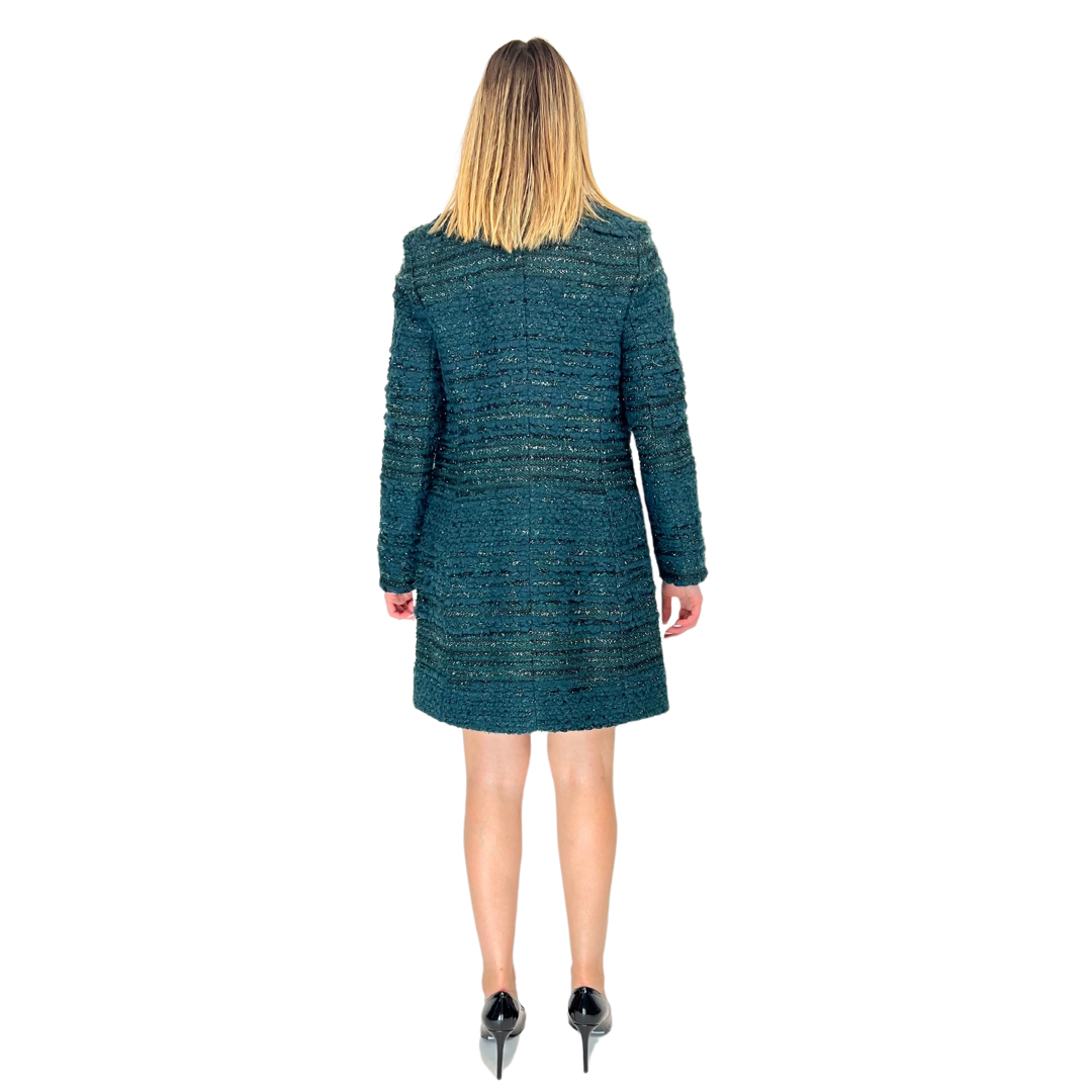 Stupendo cappotto in tessuto bouclé verde petrolio con filo in lamé nero di Tory Burch, modello classico con bottoni a scomparsa. Taglia S, il cappotto è in condizioni pari al nuovo