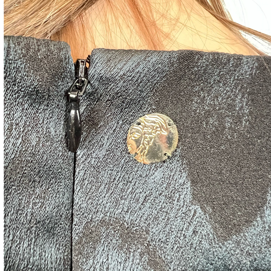 Abito tubino nero in tessuto effetto maculato, smanicato girocollo e lunghezza midi. Tg. 40