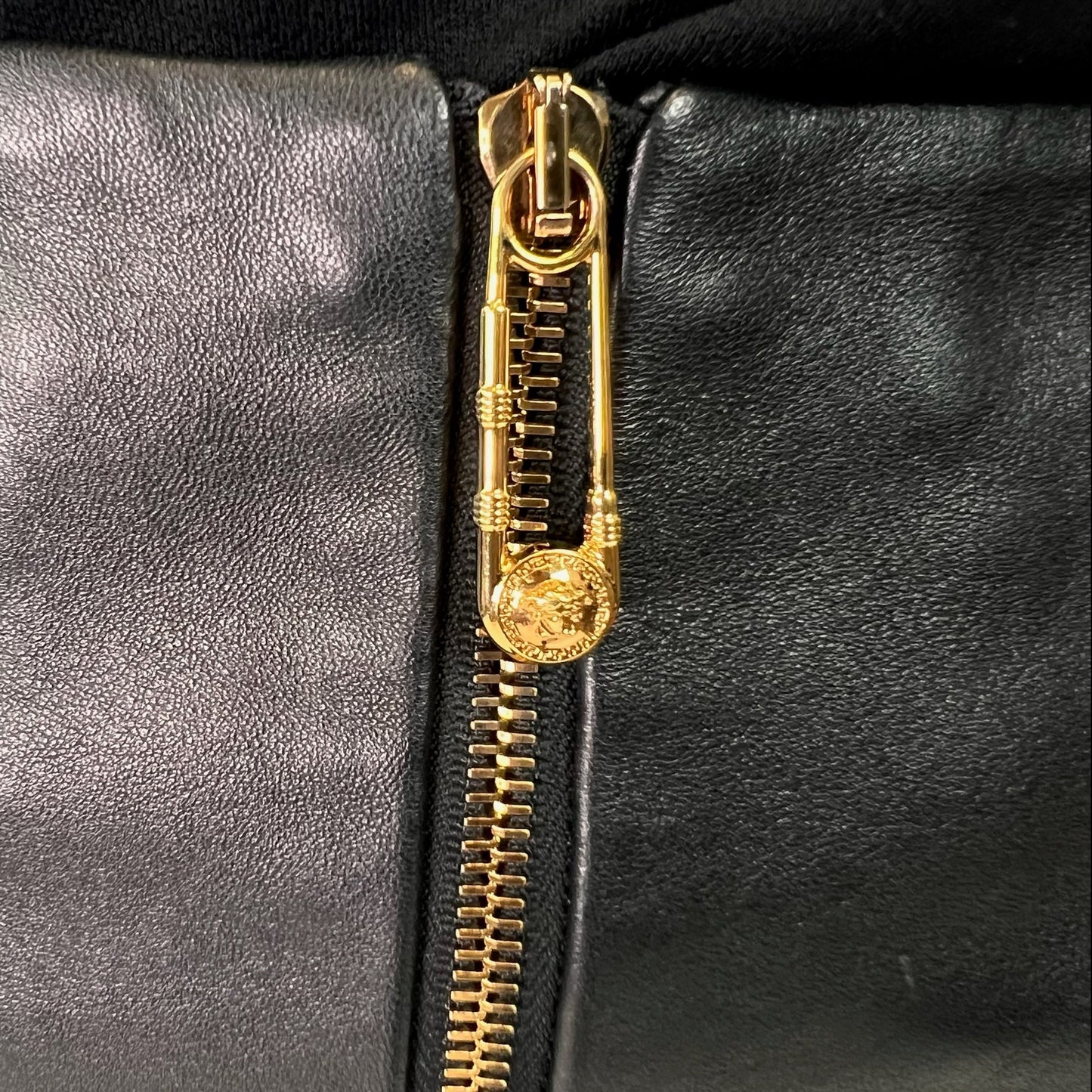 VERSACE Gonna corta in pelle nera