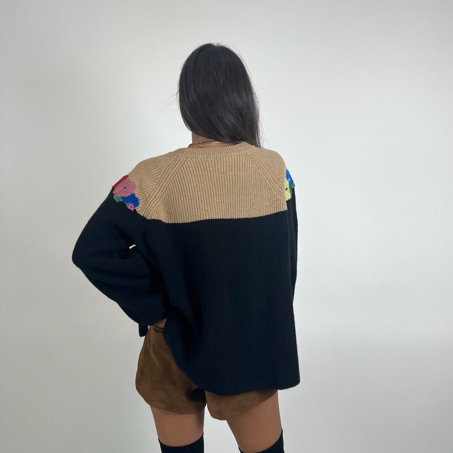 VIVETTA Maglione beige e nero con fiori ricamati