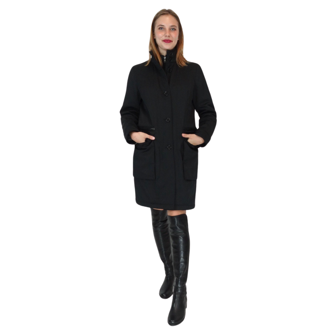 Cappotto nero in tessuto tecnico liscio imbottito con gilet interno incorporato, collo alto con bottoni
