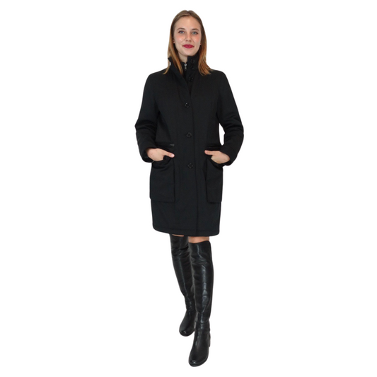 Cappotto nero in tessuto tecnico liscio imbottito con gilet interno incorporato, collo alto con bottoni