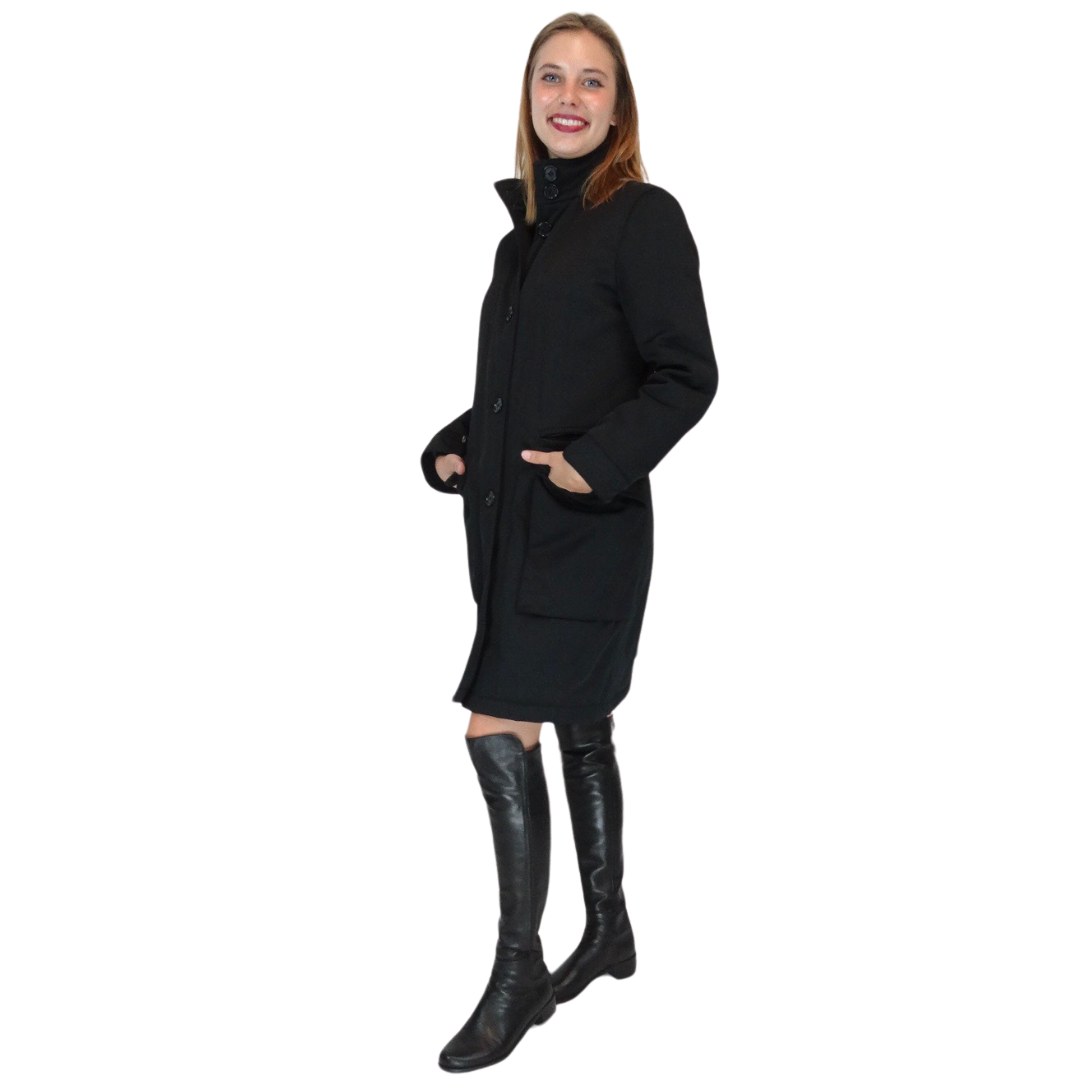 Cappotto nero in tessuto tecnico liscio imbottito con gilet interno incorporato, collo alto con bottoni