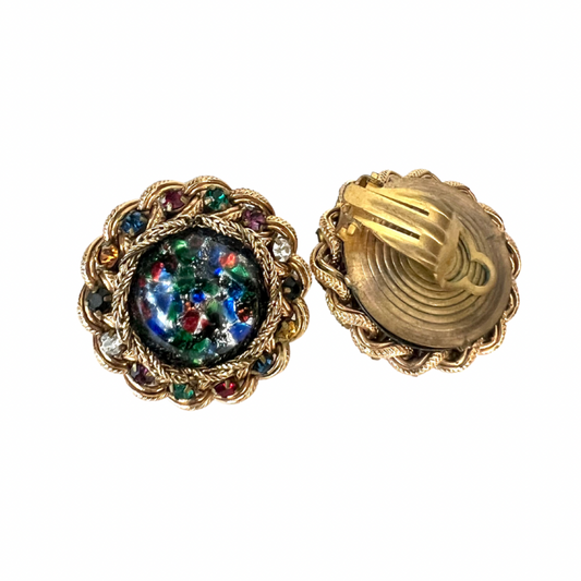 Orecchìni a clips rotondi con pietre multicolor e intreccio oro, centro colorato