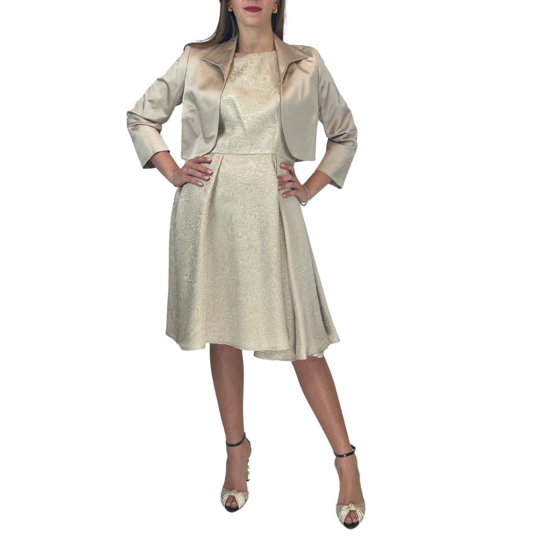 Completo Anita di Milano, abito damascato beige chiaro collo barchetta gonna godé con pence giacca bolero viscosa