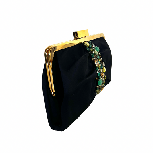 Borsa pochette in raso nero con riga centrale e pietre di diverse dimensioni e colori sui toni del verde e dell’oro, chiusura a portafoglio in metallo dorato