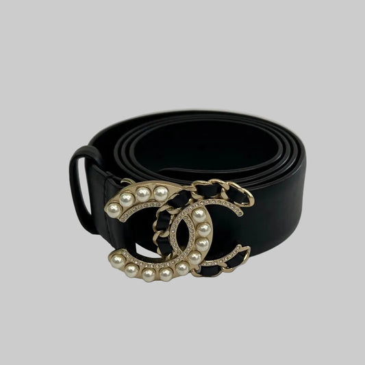 CHANEL Cintura nera con fibbia logo con perle