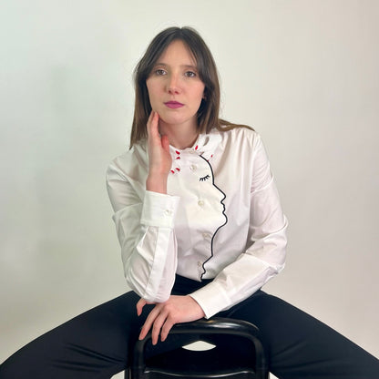 VIVETTA Camicia bianca con ricamo mani e profilo viso di donna