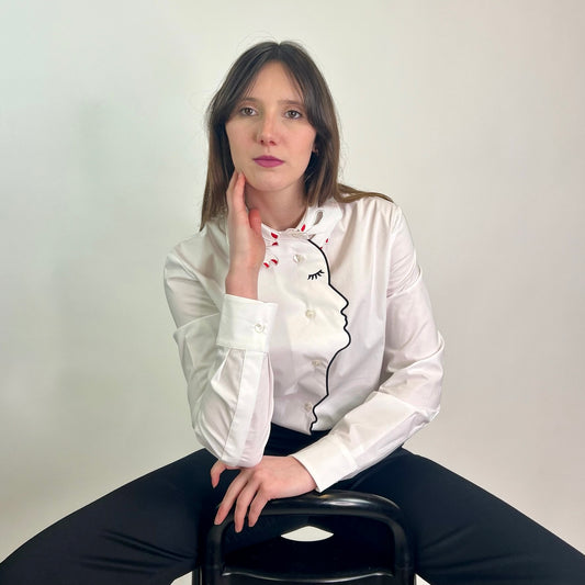 VIVETTA Camicia bianca con ricamo mani e profilo viso di donna