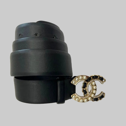 CHANEL Cintura nera con fibbia logo con perle